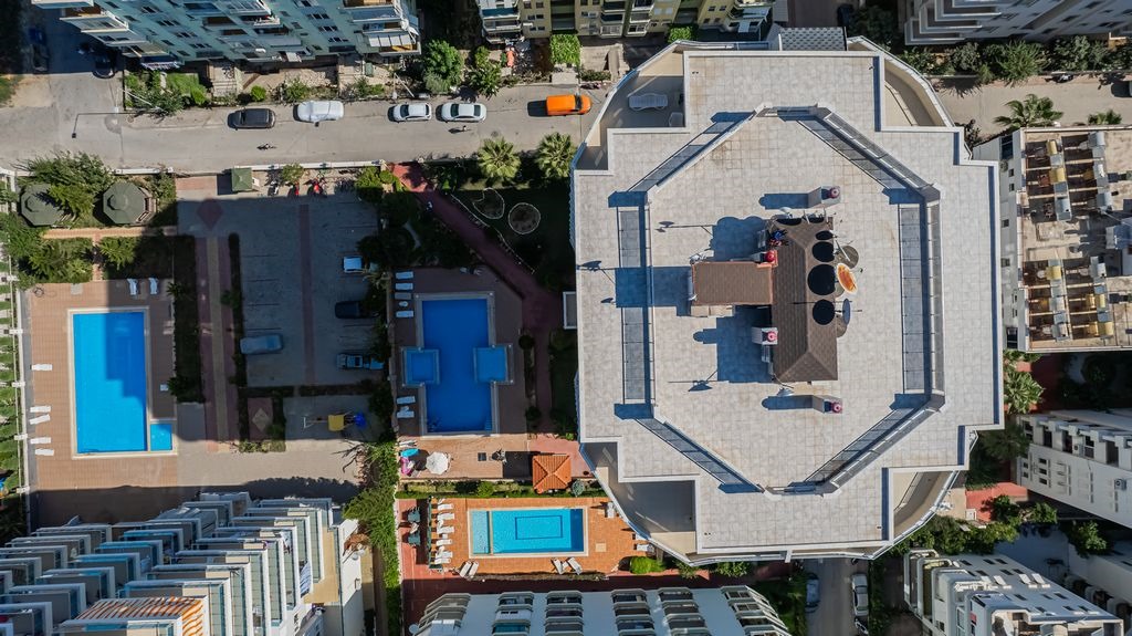 Mahmutlar’daki rezidansta yeşil alanlı avlu havuzlarının ve çevre caddelerin havadan görünümü