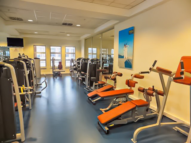 Mahmutlar’daki penthouse dairelerin bulunduğu komplekste aynalı duvarlı spor salonu