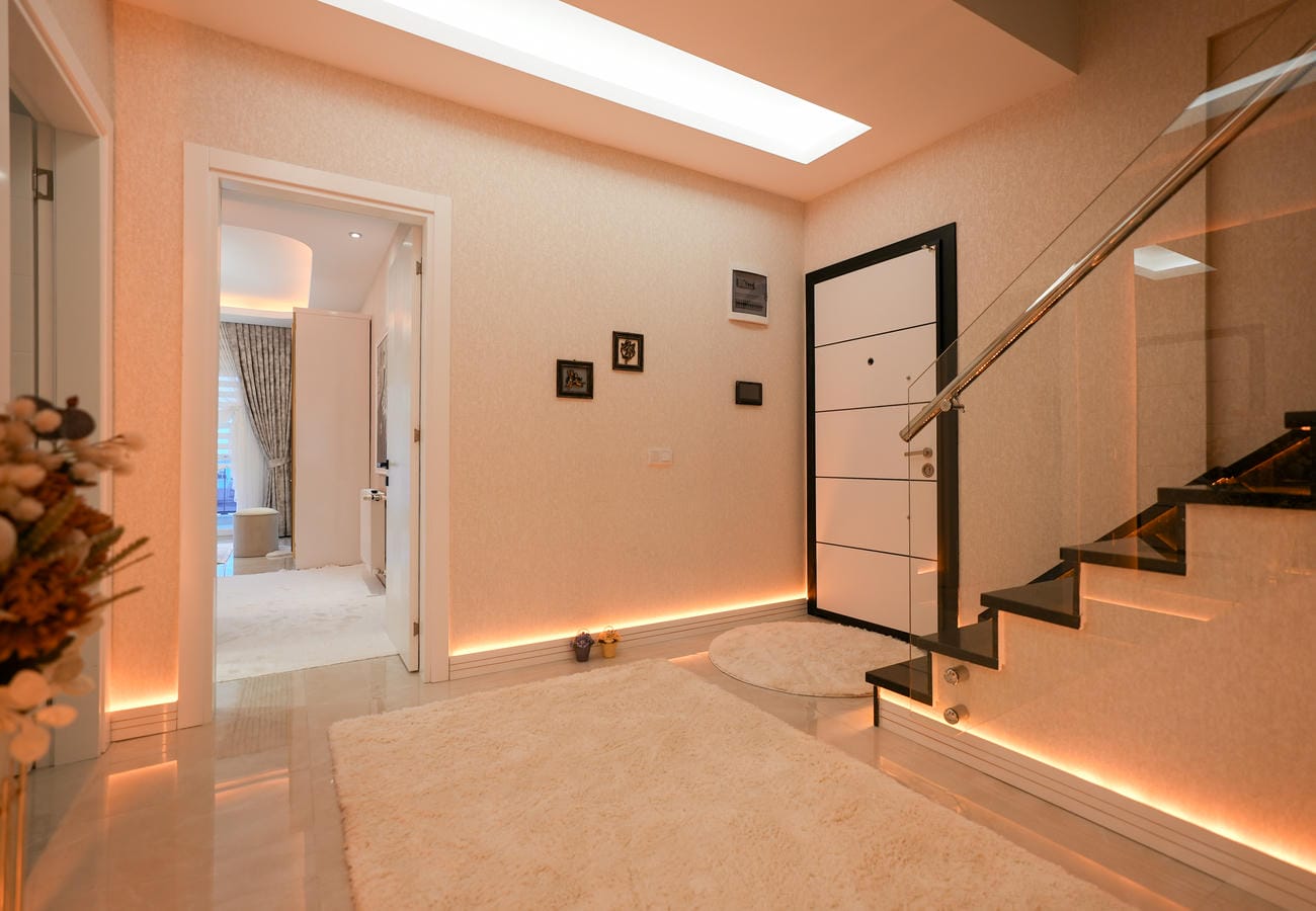 Mahmutlar’daki penthouse merdiven holünde siyah basamaklar ve cam korkuluk