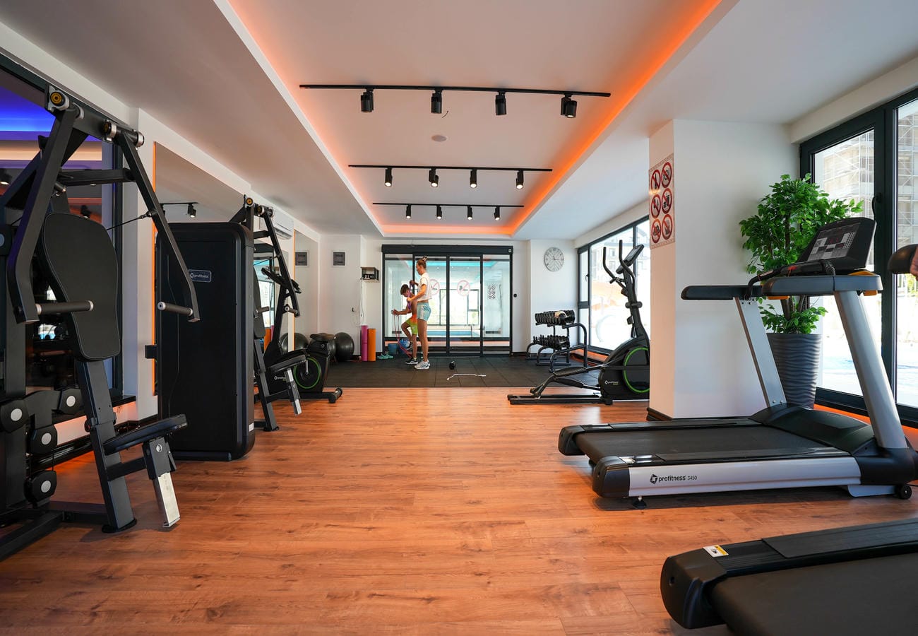 Mahmutlar’daki spor salonunda koşu bantları, dambıllar ve panoramik pencereler