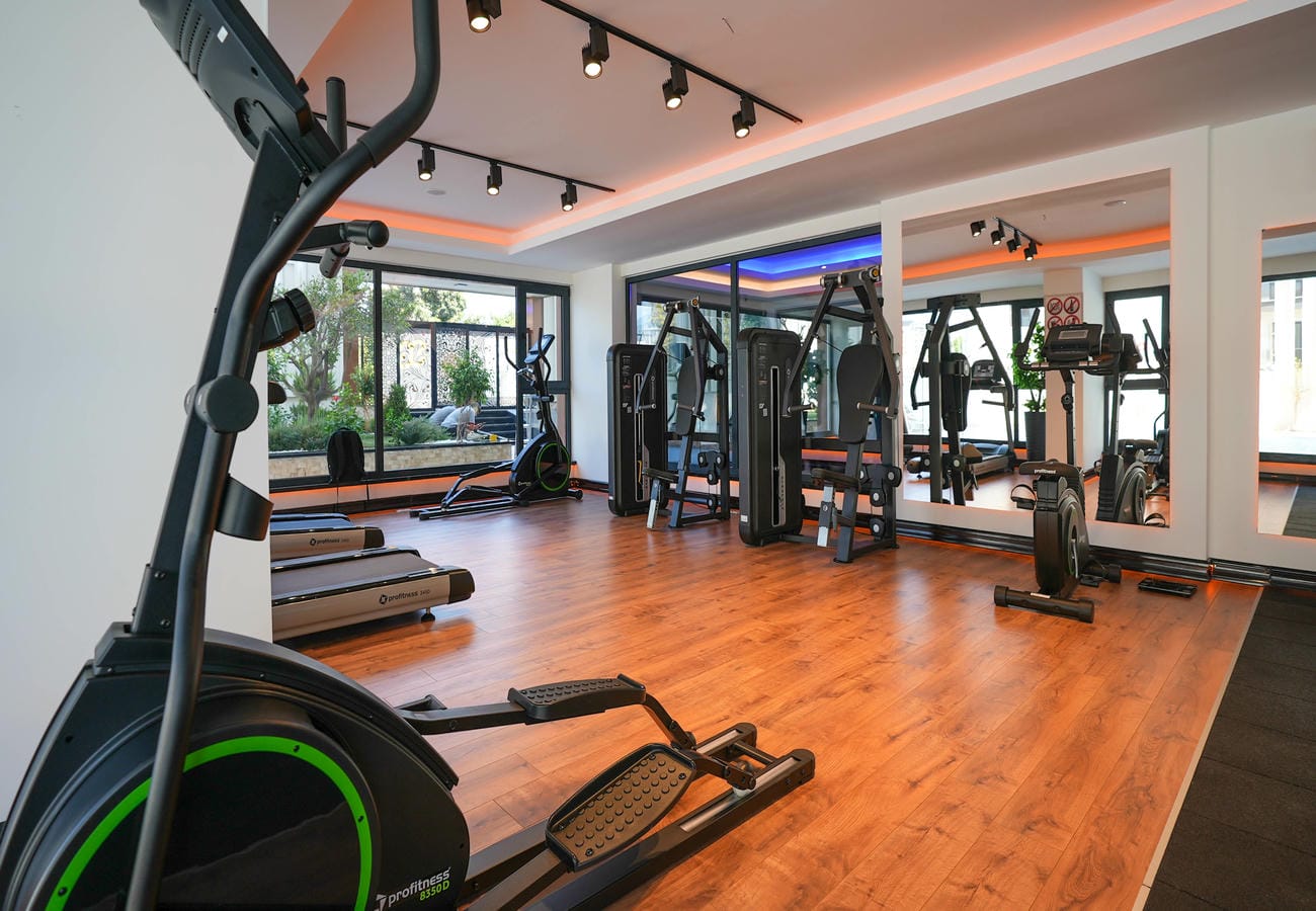 Mahmutlar’daki rezidans sakinleri için spor salonunda aynalı duvar ve kuvvet makineleri