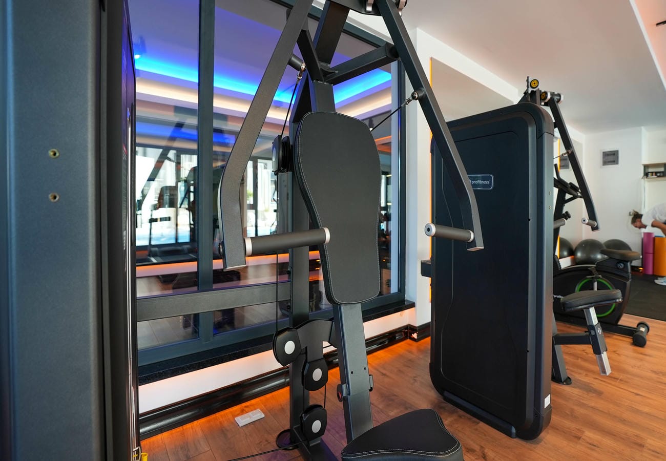 Mahmutlar’daki daireli kompleksin spor salonunda aynalı duvar önünde kuvvet makinesi