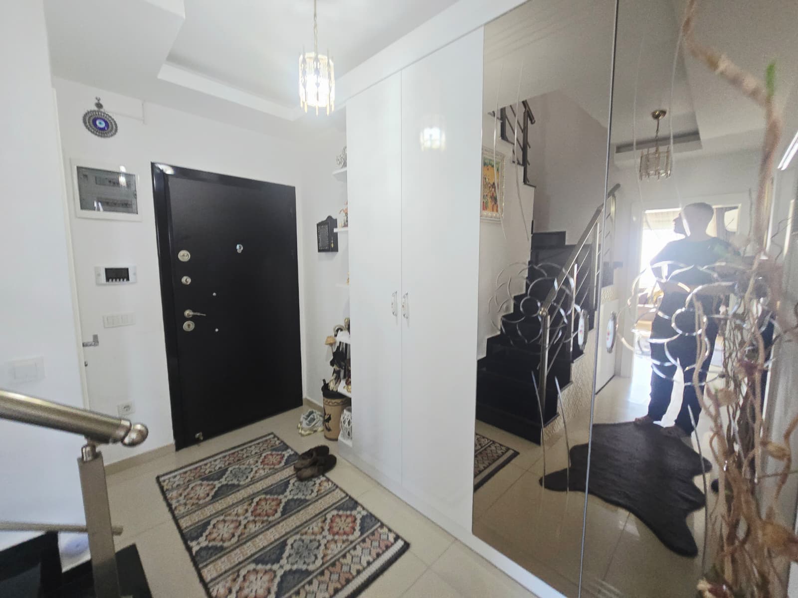 Mahmutlar'da, iki katlı, eşyalı, 3+1 odalı daire – iki camlı balkon ve panoramik deniz manzarası.