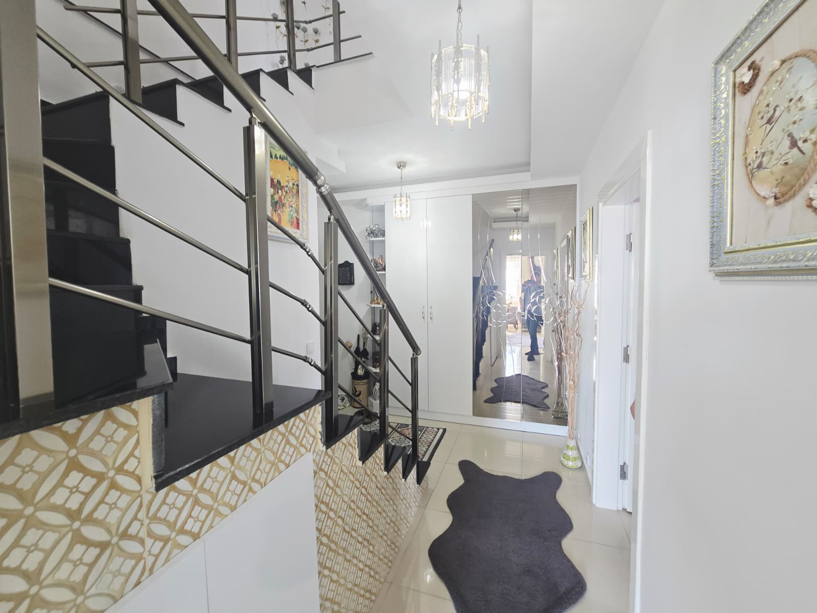 Mahmutlar'da, iki katlı, eşyalı, 3+1 odalı daire – iki camlı balkon ve panoramik deniz manzarası.