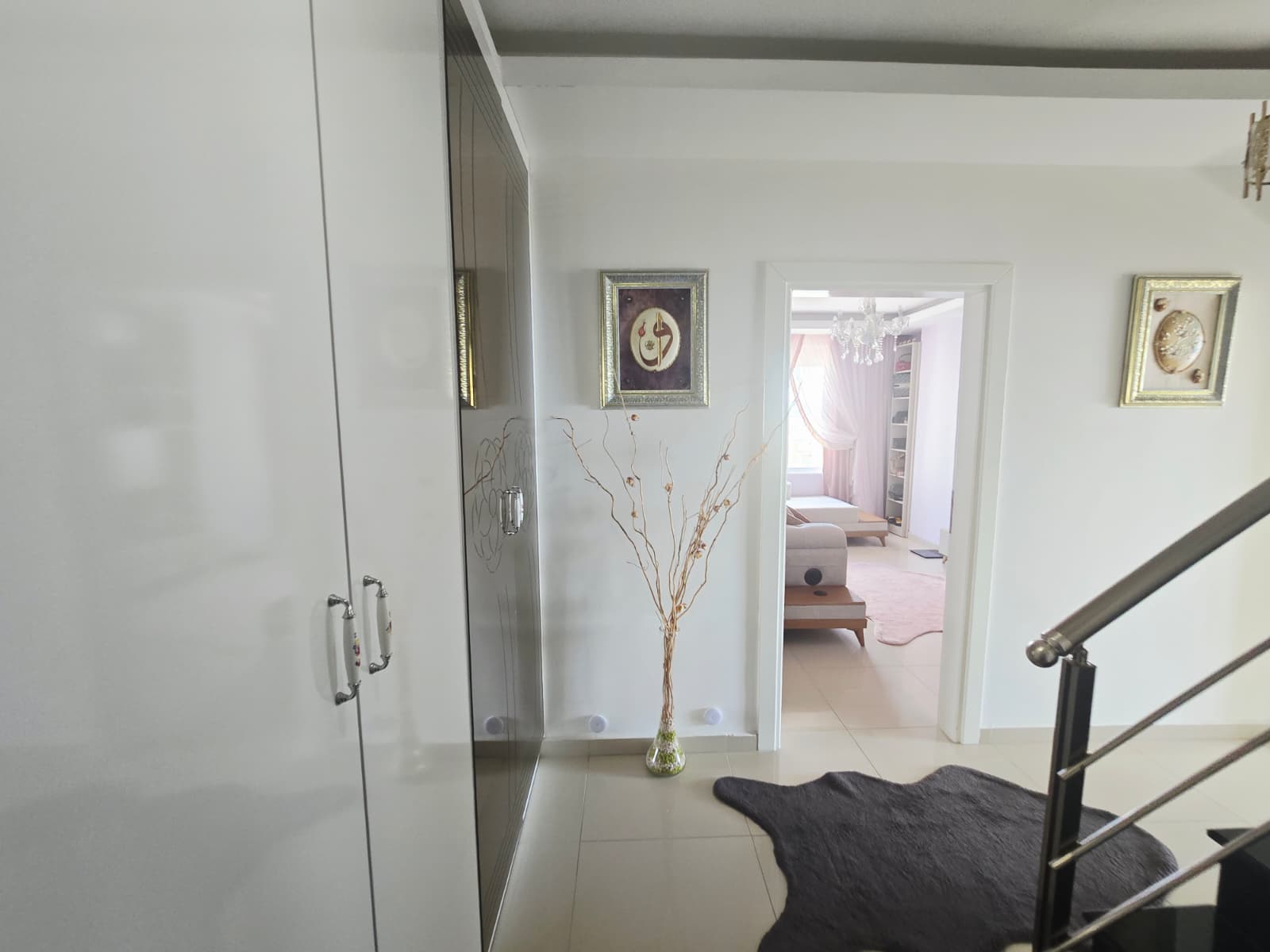 Mahmutlar'da, iki katlı, eşyalı, 3+1 odalı daire – iki camlı balkon ve panoramik deniz manzarası.