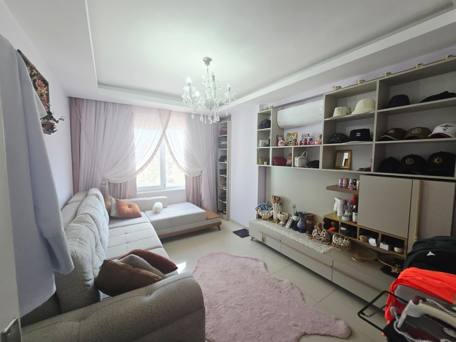 Mahmutlar'da, iki katlı, eşyalı, 3+1 odalı daire – iki camlı balkon ve panoramik deniz manzarası.