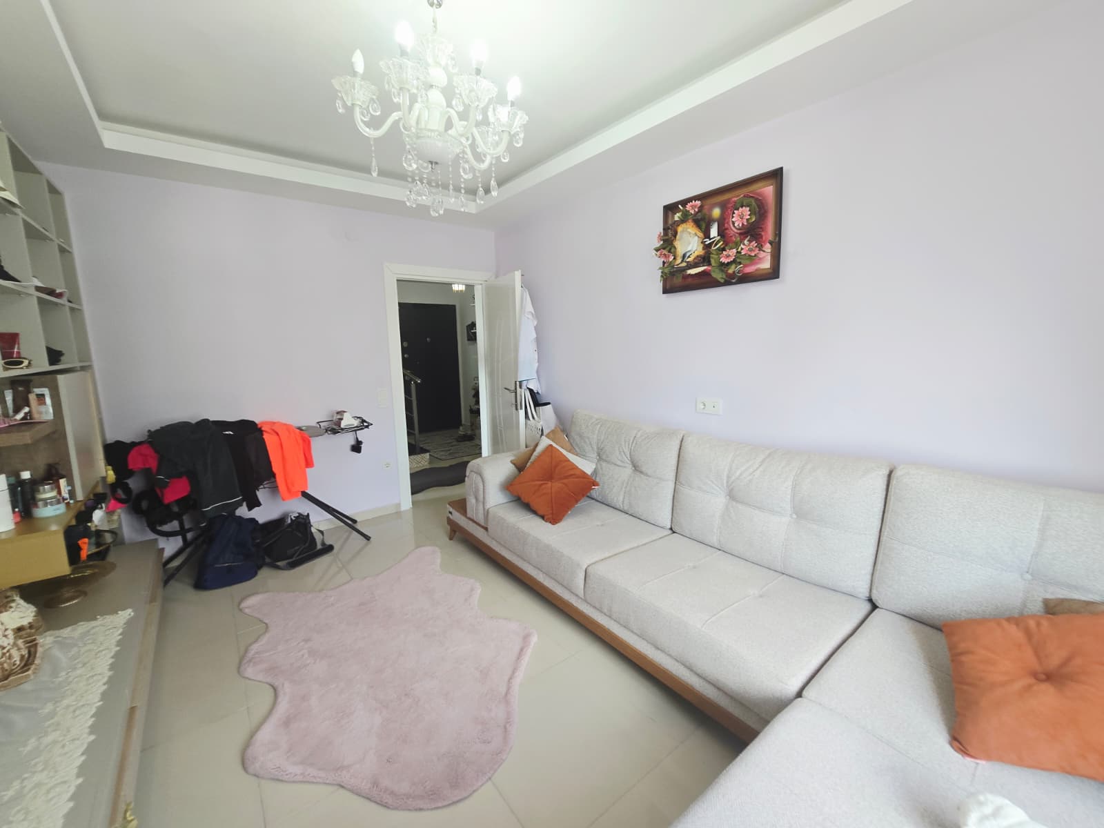 Mahmutlar'da, iki katlı, eşyalı, 3+1 odalı daire – iki camlı balkon ve panoramik deniz manzarası.