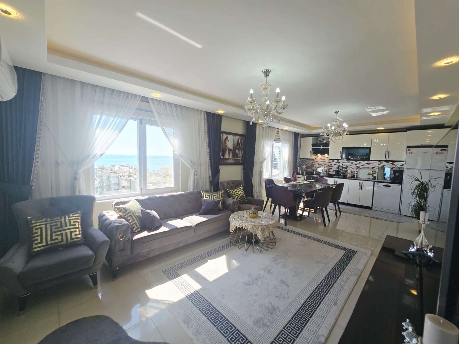 Mahmutlar'da, iki katlı, eşyalı, 3+1 odalı daire – iki camlı balkon ve panoramik deniz manzarası.