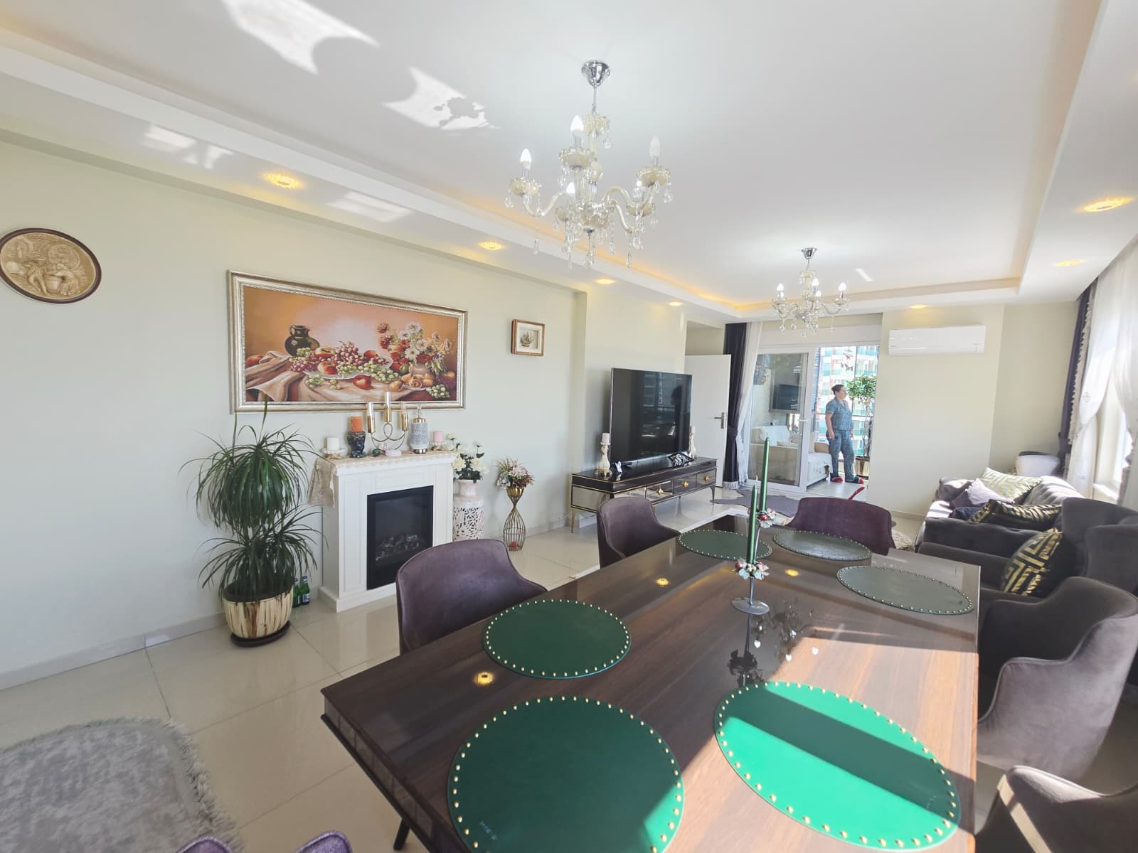 Mahmutlar'da, iki katlı, eşyalı, 3+1 odalı daire – iki camlı balkon ve panoramik deniz manzarası.