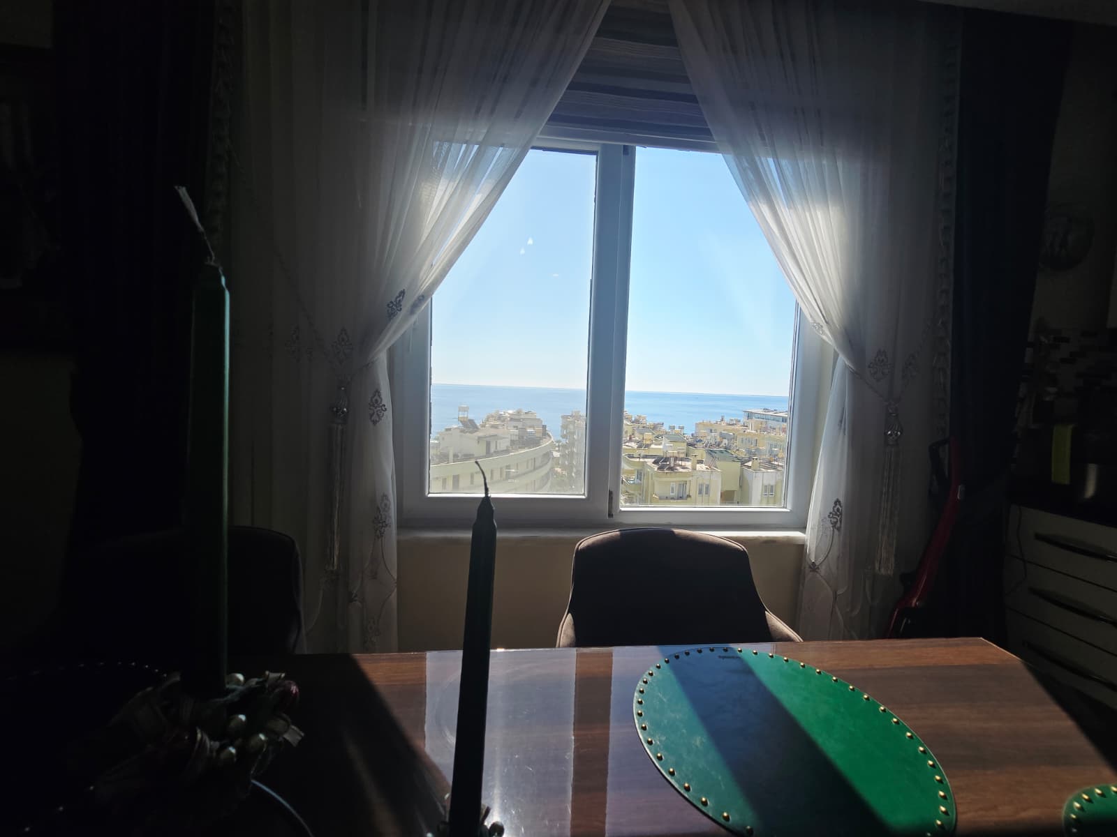 Mahmutlar'da, iki katlı, eşyalı, 3+1 odalı daire – iki camlı balkon ve panoramik deniz manzarası.