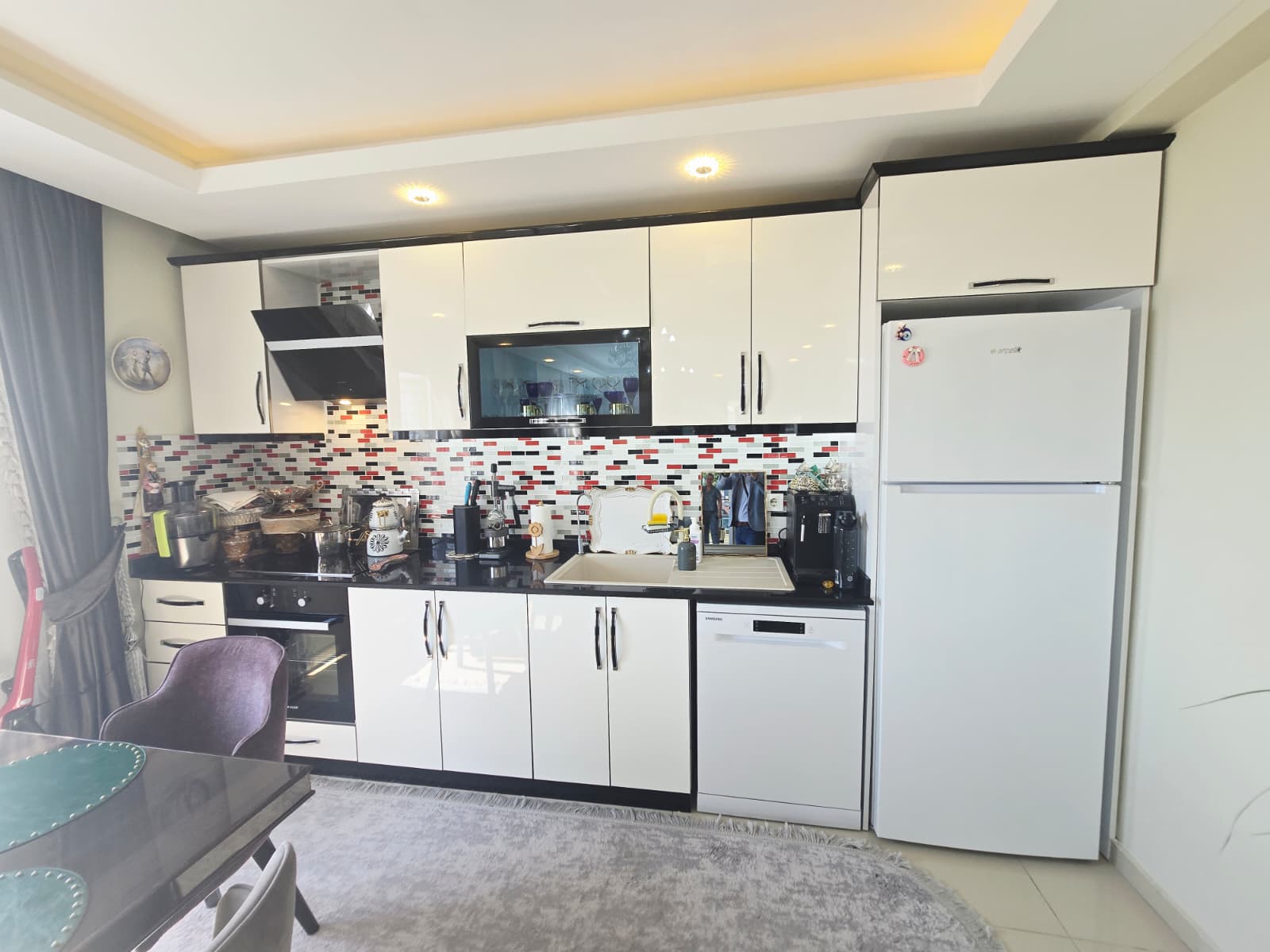 Mahmutlar'da, iki katlı, eşyalı, 3+1 odalı daire – iki camlı balkon ve panoramik deniz manzarası.