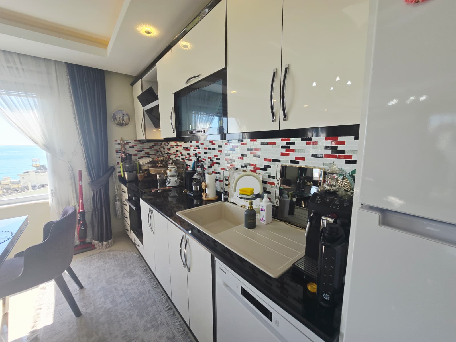 Mahmutlar'da, iki katlı, eşyalı, 3+1 odalı daire – iki camlı balkon ve panoramik deniz manzarası.