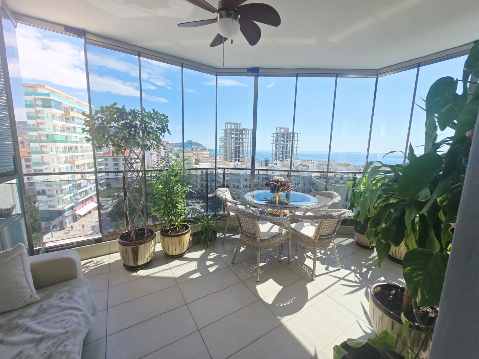 Mahmutlar'da, iki katlı, eşyalı, 3+1 odalı daire – iki camlı balkon ve panoramik deniz manzarası.