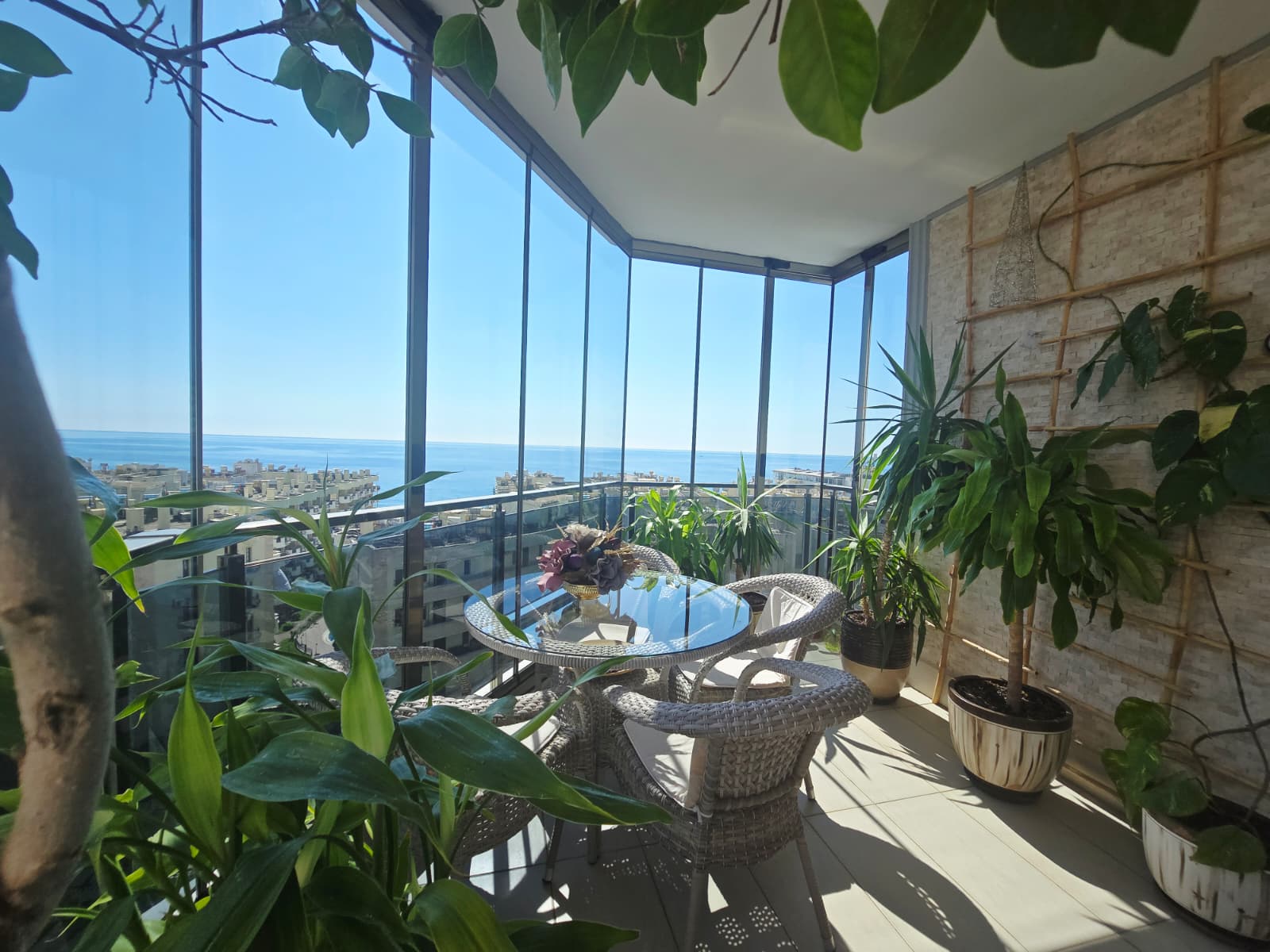 Mahmutlar'da, iki katlı, eşyalı, 3+1 odalı daire – iki camlı balkon ve panoramik deniz manzarası.