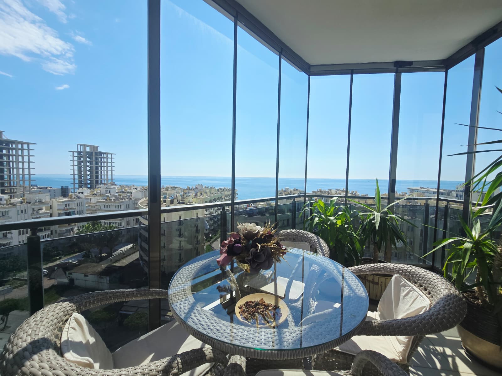 Mahmutlar'da, iki katlı, eşyalı, 3+1 odalı daire – iki camlı balkon ve panoramik deniz manzarası.