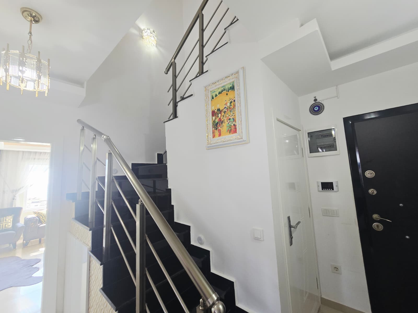 Mahmutlar'da, iki katlı, eşyalı, 3+1 odalı daire – iki camlı balkon ve panoramik deniz manzarası.