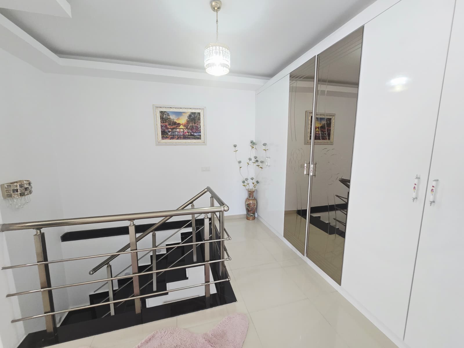 Mahmutlar'da, iki katlı, eşyalı, 3+1 odalı daire – iki camlı balkon ve panoramik deniz manzarası.