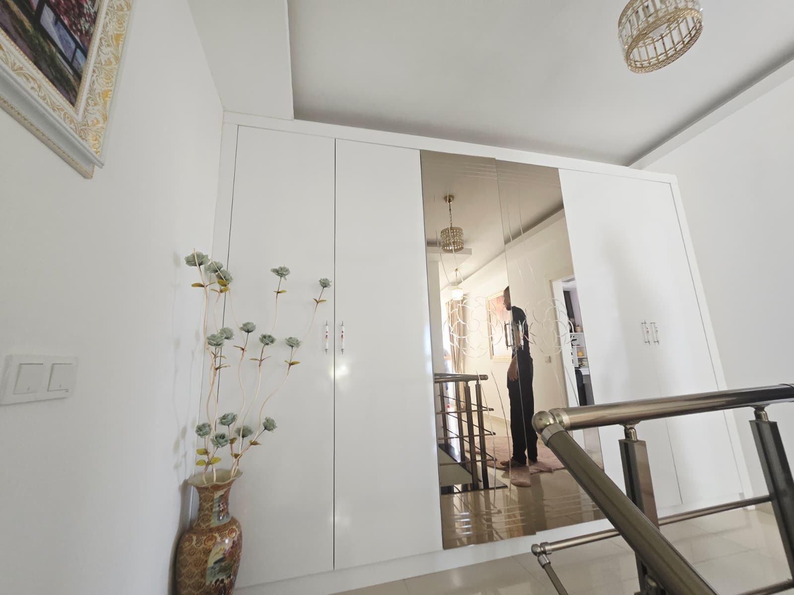 Mahmutlar'da, iki katlı, eşyalı, 3+1 odalı daire – iki camlı balkon ve panoramik deniz manzarası.