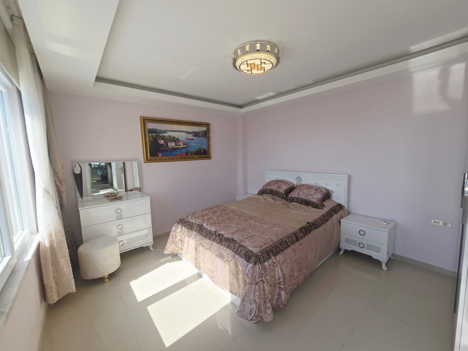 Mahmutlar'da, iki katlı, eşyalı, 3+1 odalı daire – iki camlı balkon ve panoramik deniz manzarası.
