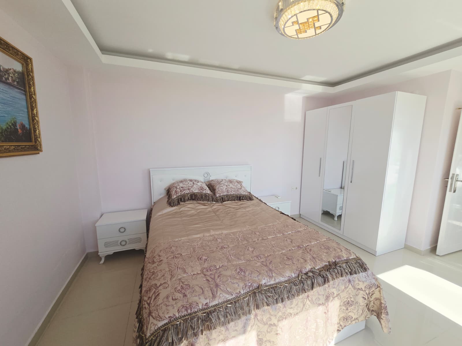 Mahmutlar'da, iki katlı, eşyalı, 3+1 odalı daire – iki camlı balkon ve panoramik deniz manzarası.