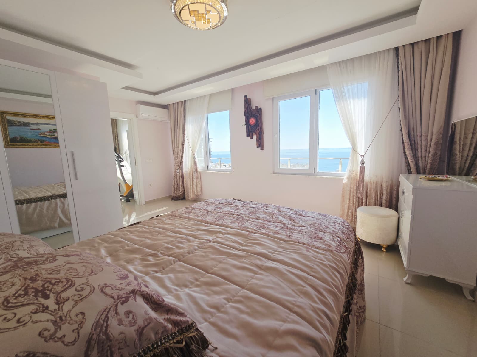 Mahmutlar'da, iki katlı, eşyalı, 3+1 odalı daire – iki camlı balkon ve panoramik deniz manzarası.