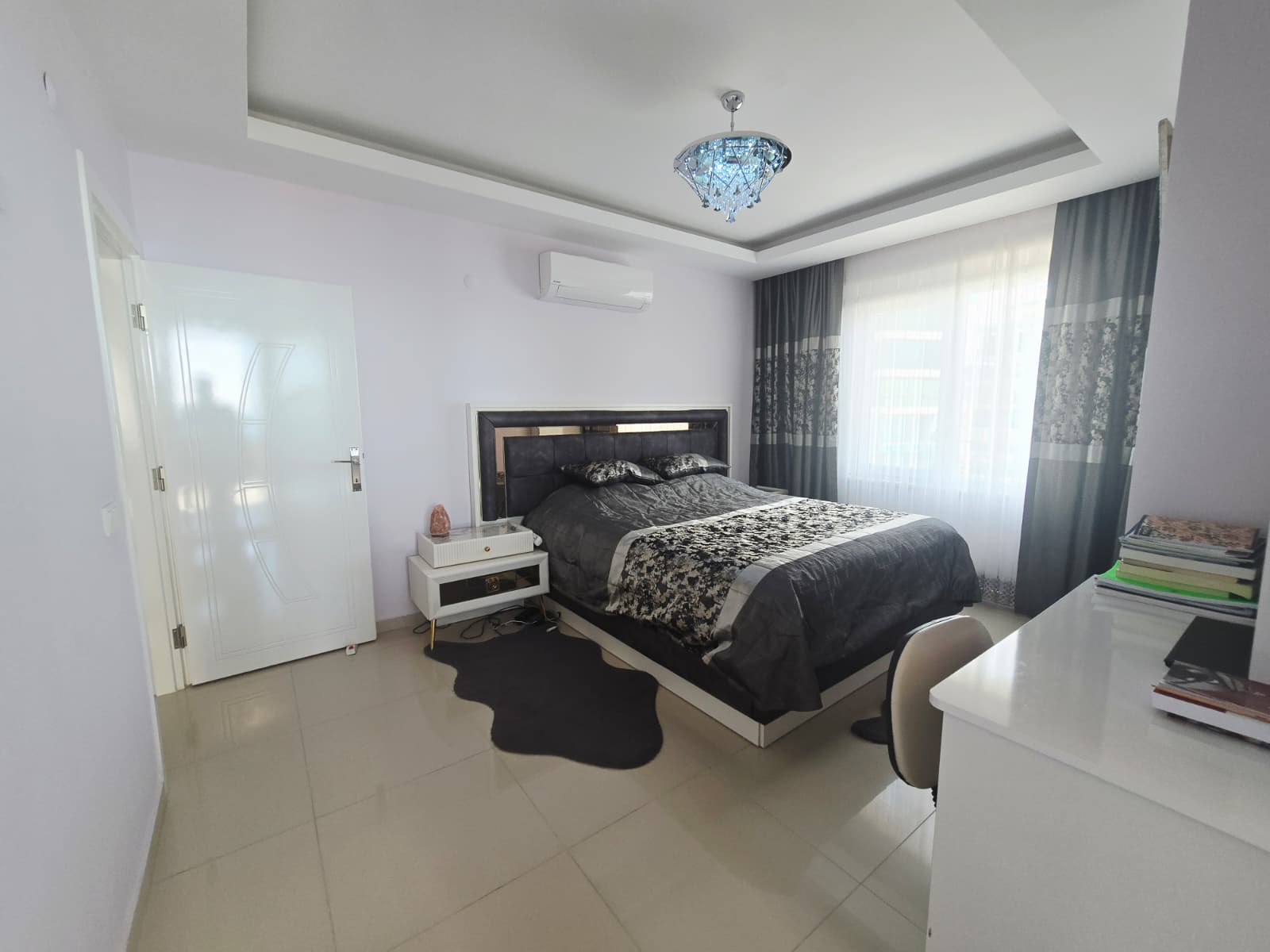 Mahmutlar'da, iki katlı, eşyalı, 3+1 odalı daire – iki camlı balkon ve panoramik deniz manzarası.