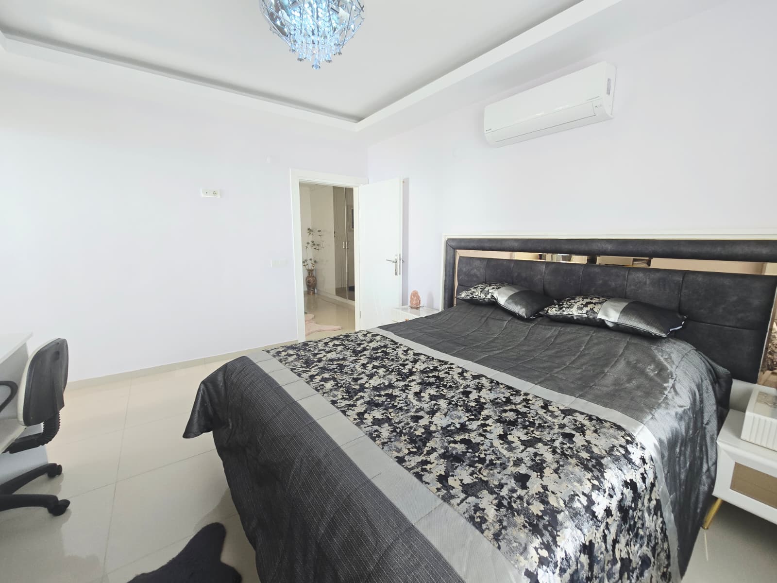 Mahmutlar'da, iki katlı, eşyalı, 3+1 odalı daire – iki camlı balkon ve panoramik deniz manzarası.