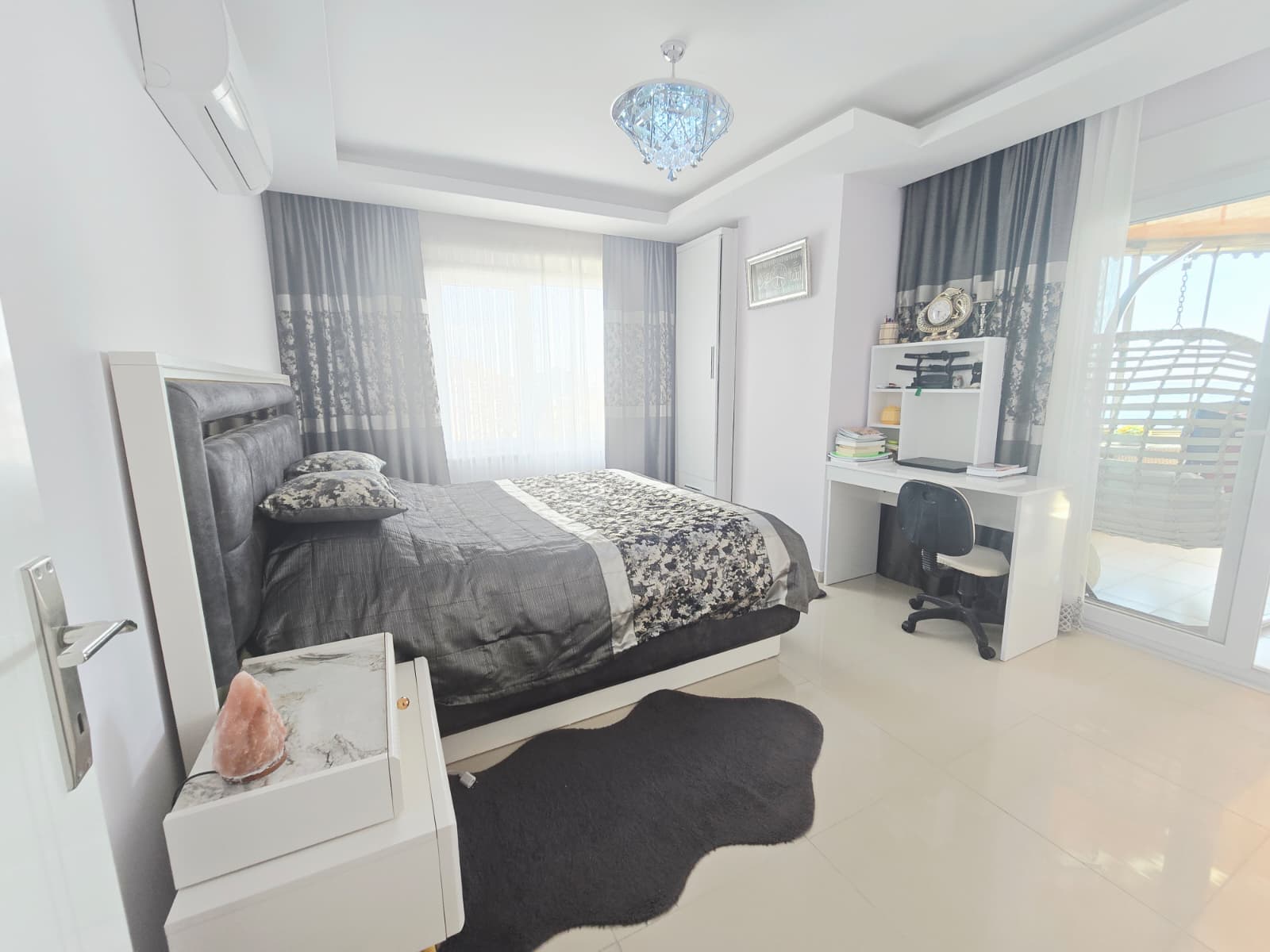 Mahmutlar'da, iki katlı, eşyalı, 3+1 odalı daire – iki camlı balkon ve panoramik deniz manzarası.