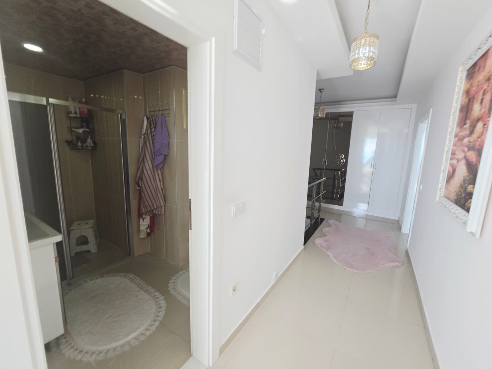 Mahmutlar'da, iki katlı, eşyalı, 3+1 odalı daire – iki camlı balkon ve panoramik deniz manzarası.