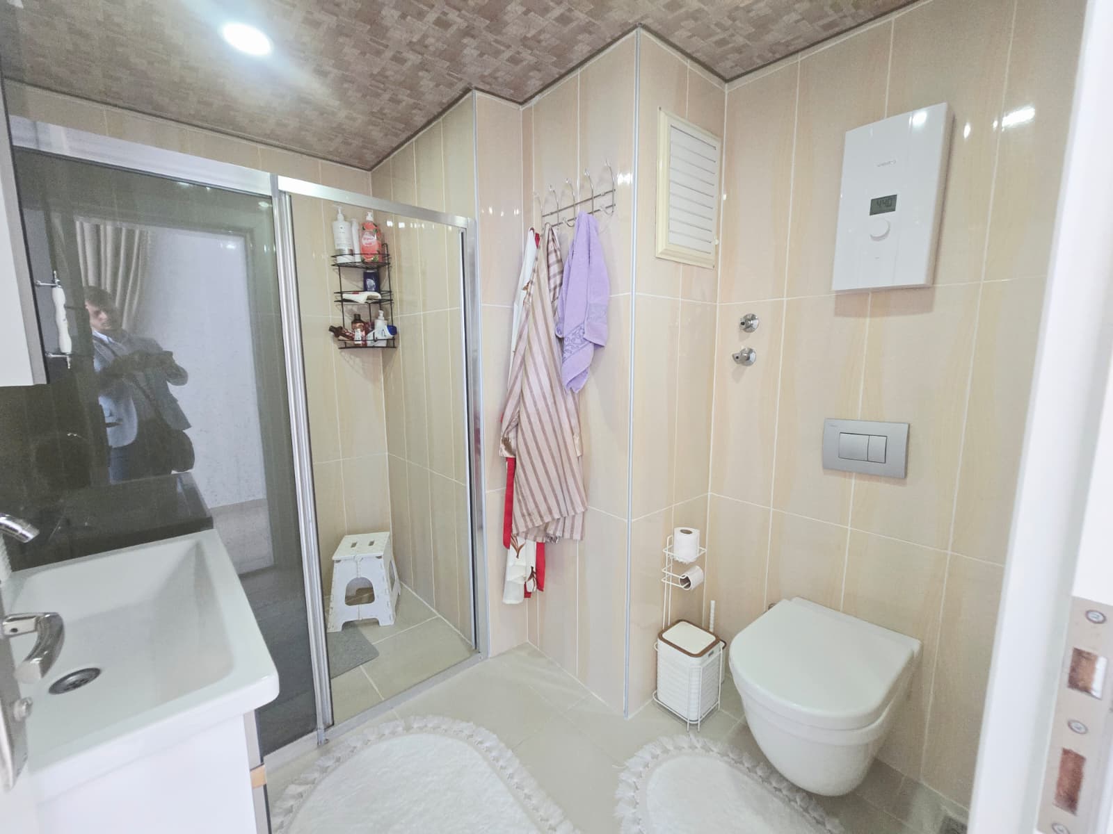 Mahmutlar'da, iki katlı, eşyalı, 3+1 odalı daire – iki camlı balkon ve panoramik deniz manzarası.