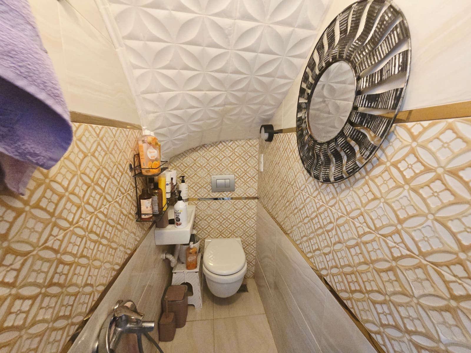 Mahmutlar'da, iki katlı, eşyalı, 3+1 odalı daire – iki camlı balkon ve panoramik deniz manzarası.