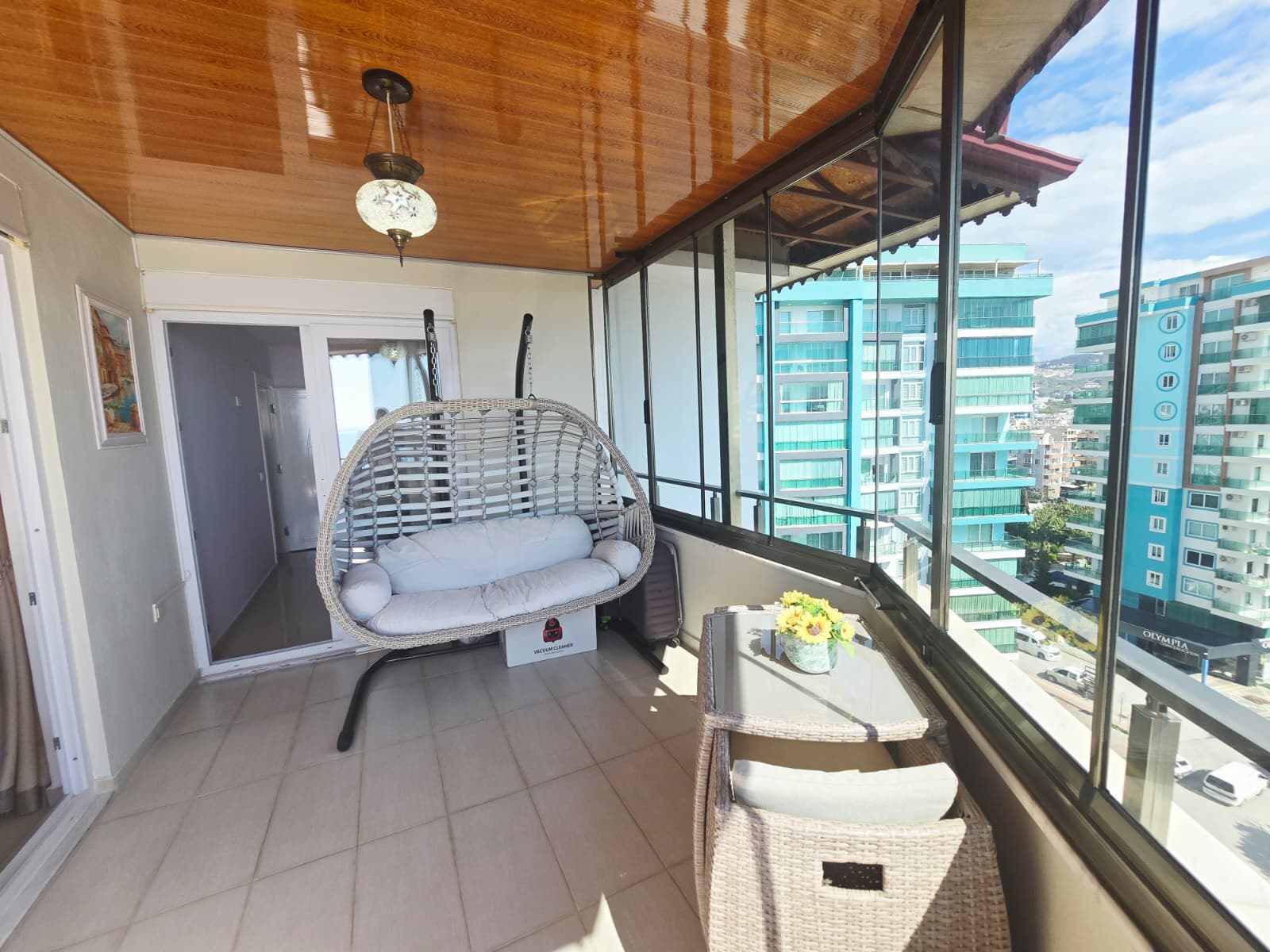 Mahmutlar'da, iki katlı, eşyalı, 3+1 odalı daire – iki camlı balkon ve panoramik deniz manzarası.