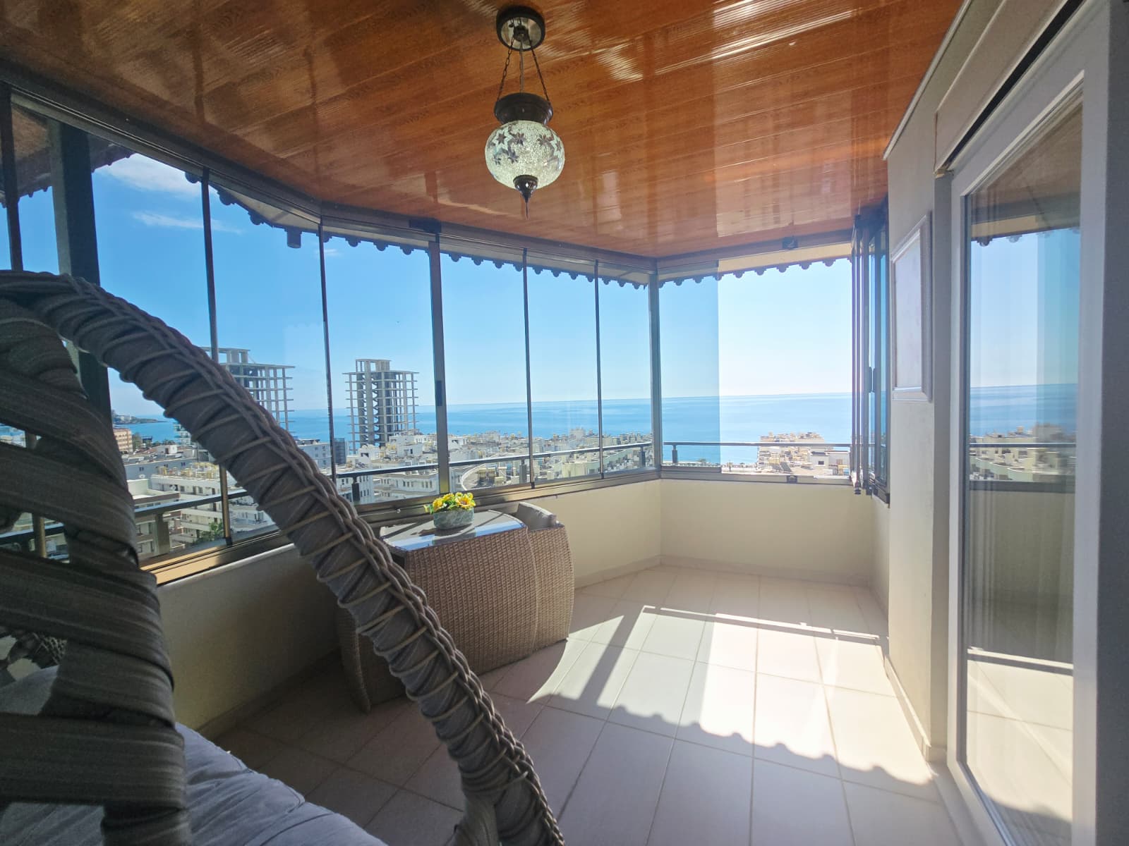 Mahmutlar'da, iki katlı, eşyalı, 3+1 odalı daire – iki camlı balkon ve panoramik deniz manzarası.