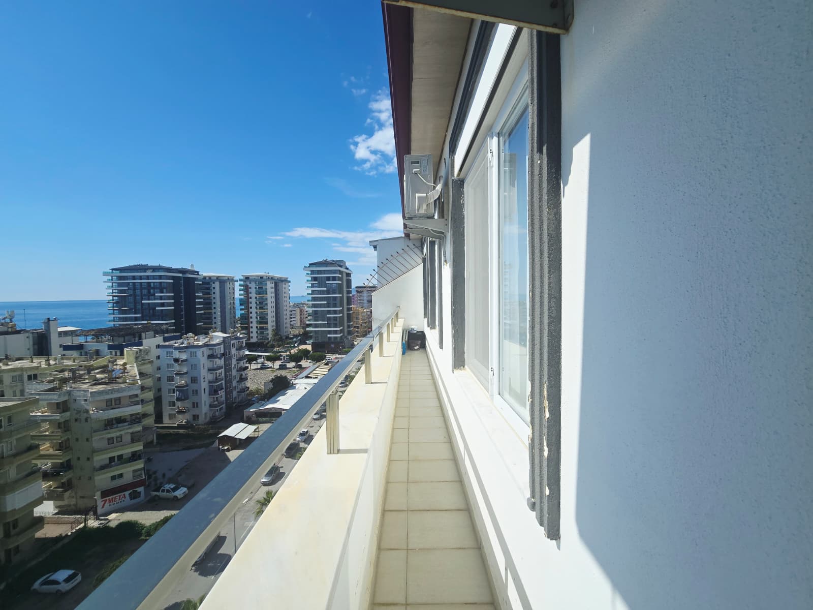 Mahmutlar'da, iki katlı, eşyalı, 3+1 odalı daire – iki camlı balkon ve panoramik deniz manzarası.