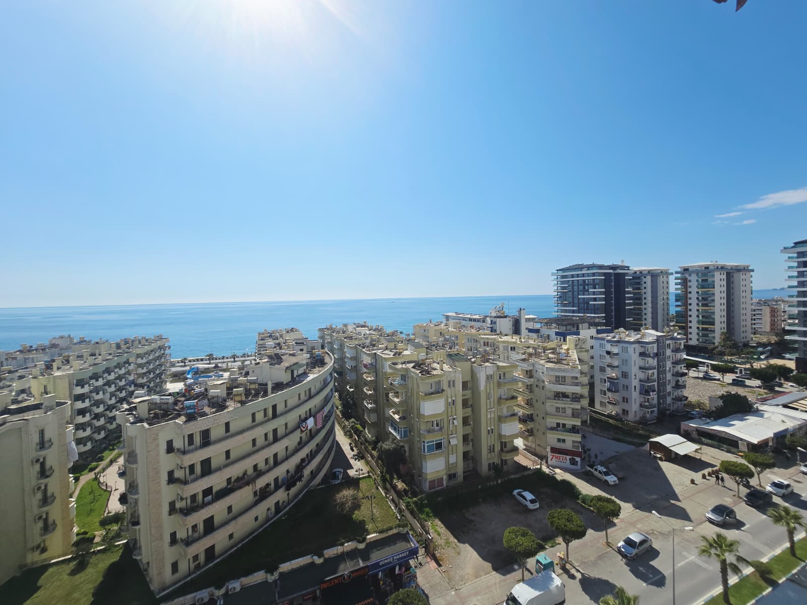 Mahmutlar'da, iki katlı, eşyalı, 3+1 odalı daire – iki camlı balkon ve panoramik deniz manzarası.