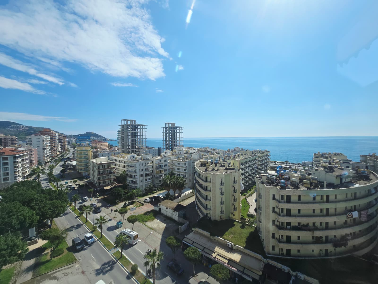 Mahmutlar'da, iki katlı, eşyalı, 3+1 odalı daire – iki camlı balkon ve panoramik deniz manzarası.