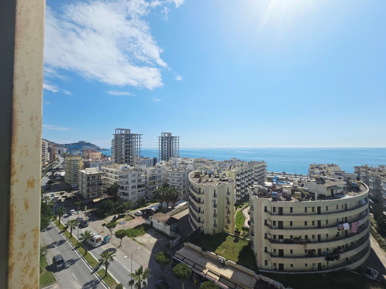 A furnished two-level 3+1 apartment in Mahmutlar – two glazed balconies and a panoramic sea view