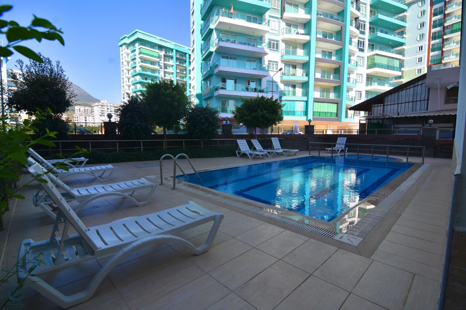Mahmutlar'da, iki katlı, eşyalı, 3+1 odalı daire – iki camlı balkon ve panoramik deniz manzarası.