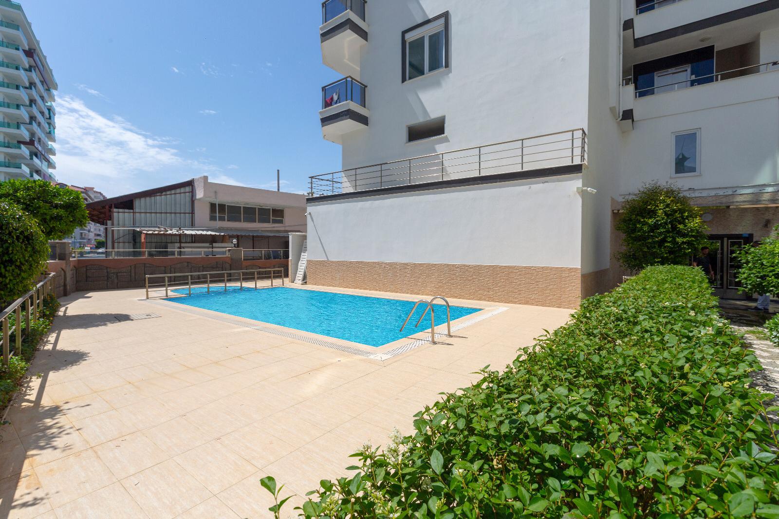 Mahmutlar'da, iki katlı, eşyalı, 3+1 odalı daire – iki camlı balkon ve panoramik deniz manzarası.
