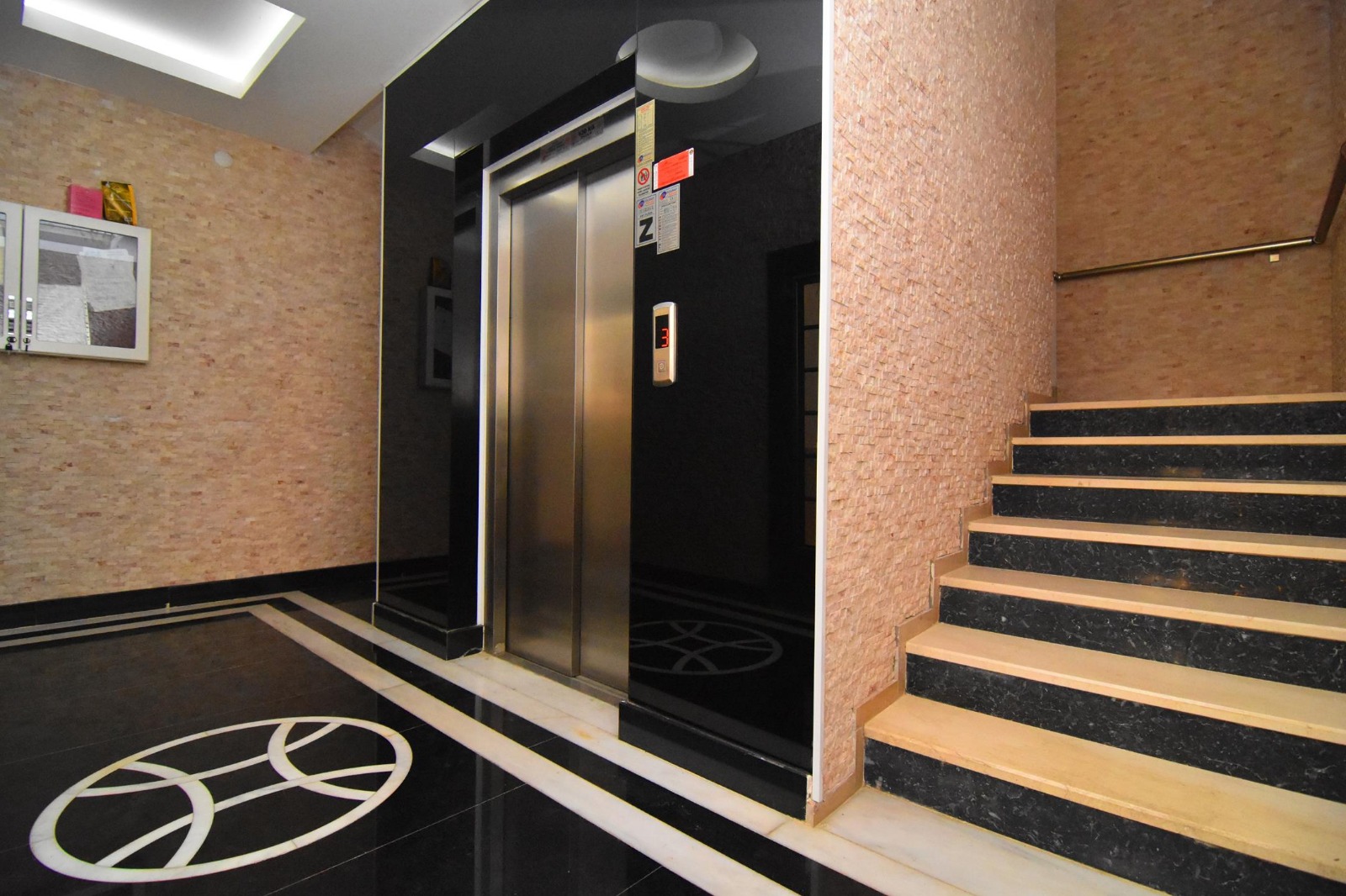 Mahmutlar'da, iki katlı, eşyalı, 3+1 odalı daire – iki camlı balkon ve panoramik deniz manzarası.