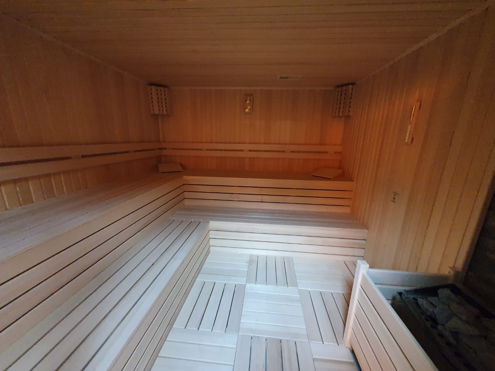 Mahmutlar'da, iki katlı, eşyalı, 3+1 odalı daire – iki camlı balkon ve panoramik deniz manzarası.