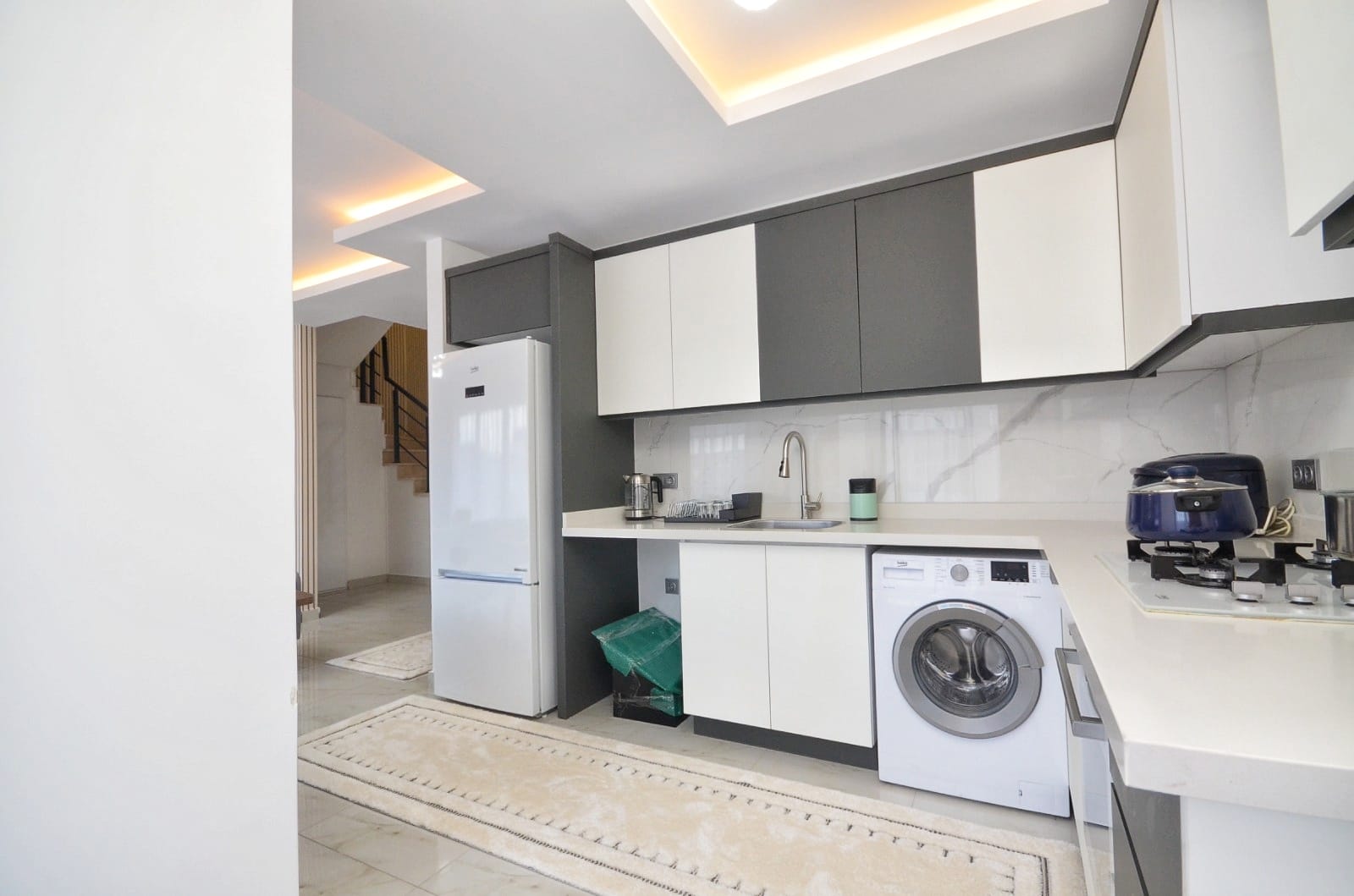 Mahmutlar'da 2+1 Dubleks Çatı Katı Daire – Eşyalı ve Dağ Manzaralı, Merkeze Yakın