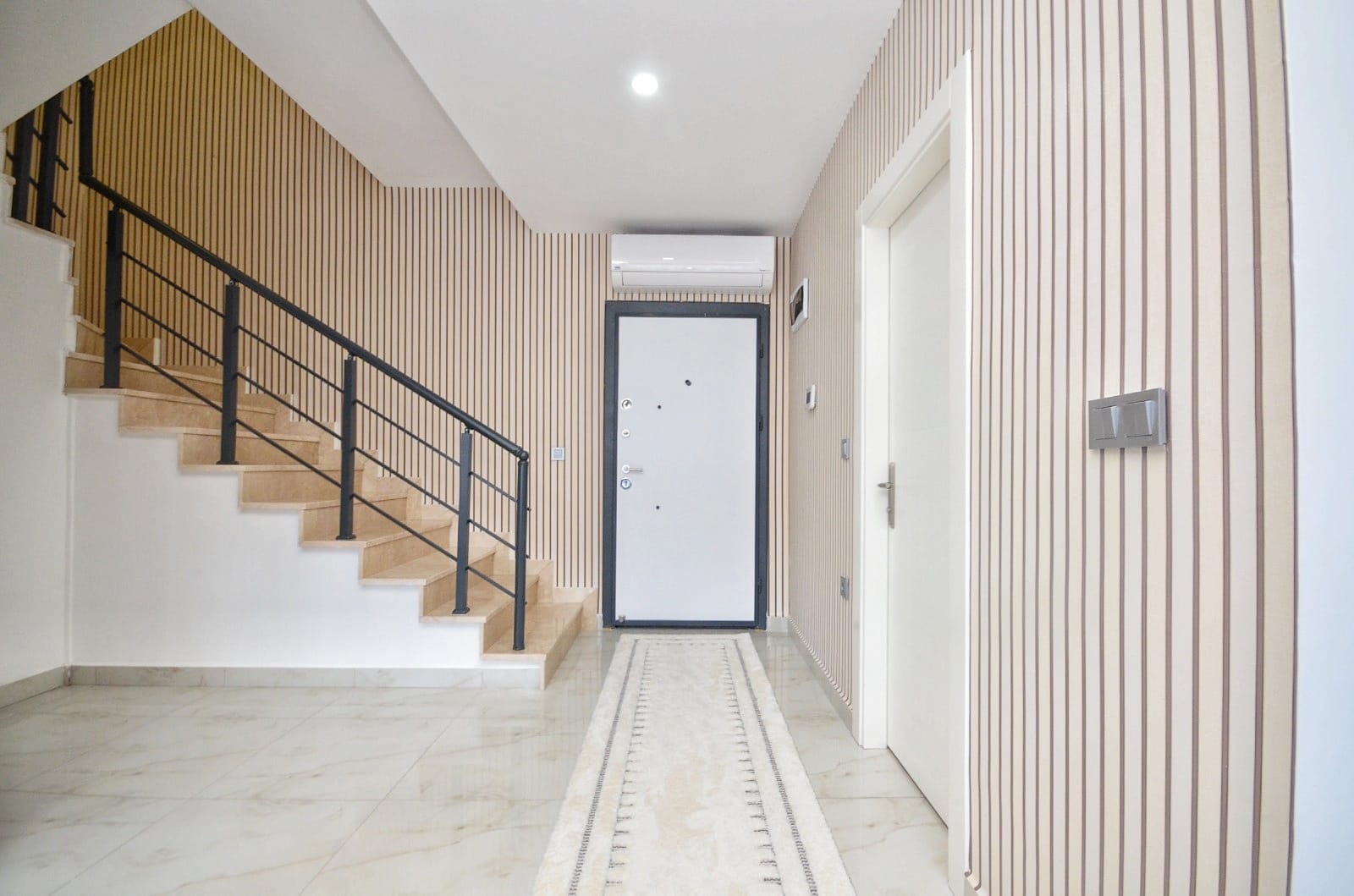 Mahmutlar'da 2+1 Dubleks Çatı Katı Daire – Eşyalı ve Dağ Manzaralı, Merkeze Yakın