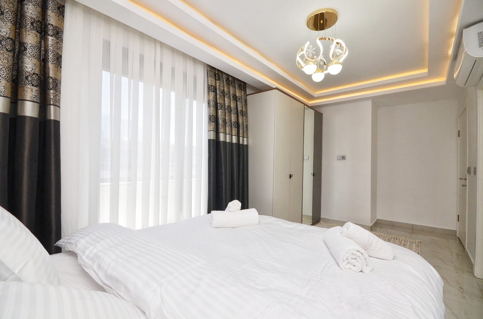 Mahmutlar'da 2+1 Dubleks Çatı Katı Daire – Eşyalı ve Dağ Manzaralı, Merkeze Yakın