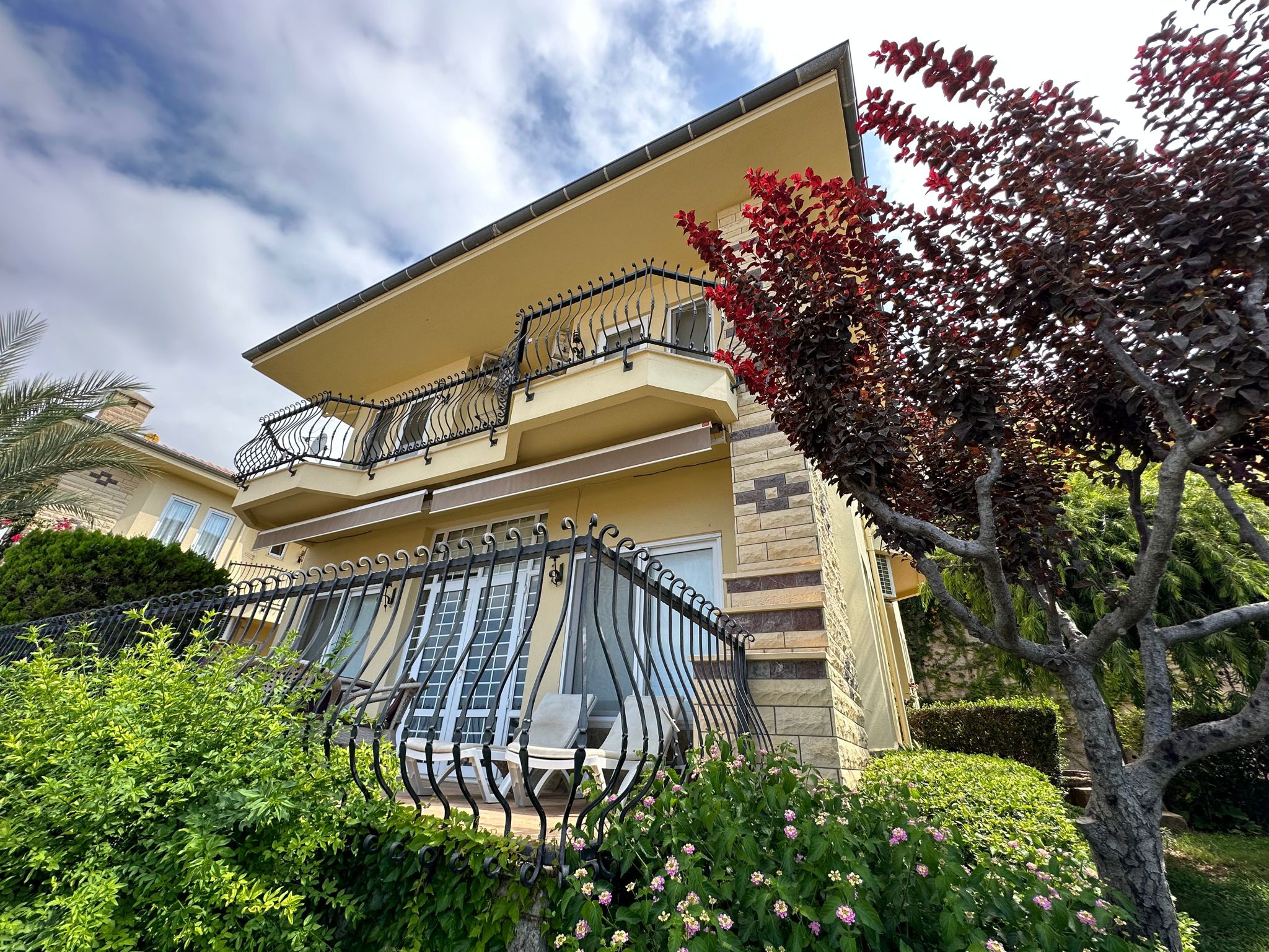 4+1 villa on the territory of a complex hotel in Mahmutlar – furniture, garden, panoramic view