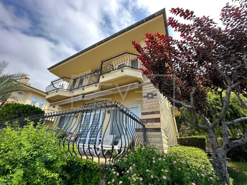 4+1 villa on the territory of a complex hotel in Mahmutlar – furniture, garden, panoramic view