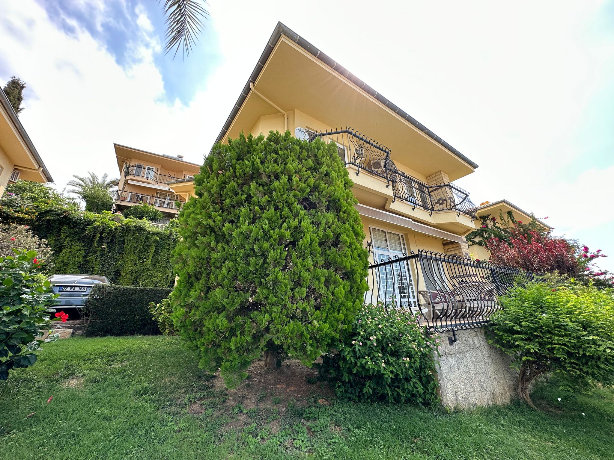 4+1 villa on the territory of a complex hotel in Mahmutlar – furniture, garden, panoramic view