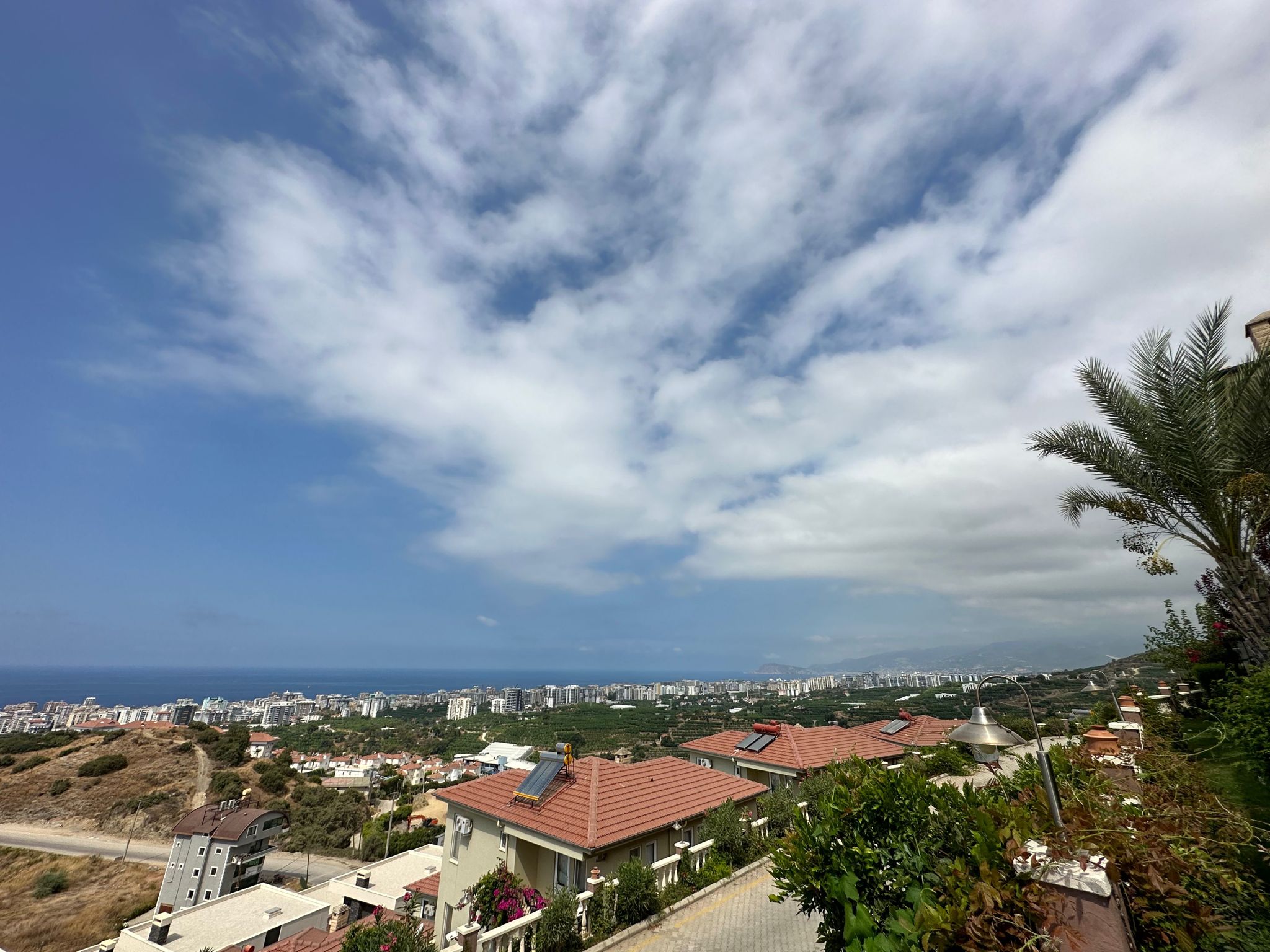 Mahmutlar'da bir otel kompleksinin arazisinde yer alan 4+1 villa – mobilyalı, bahçeli, panoramik manzaralı.