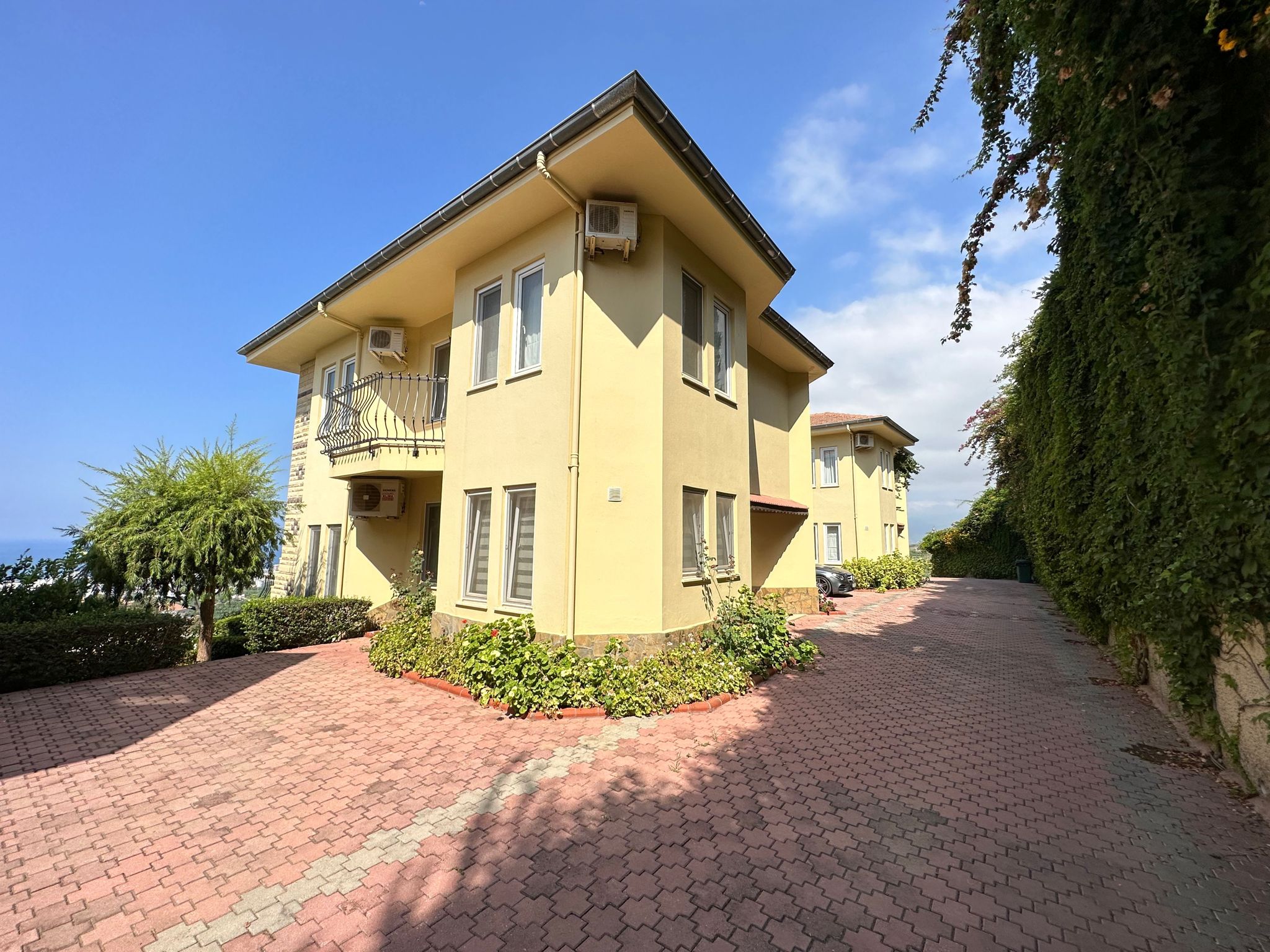 4+1 villa on the territory of a complex hotel in Mahmutlar – furniture, garden, panoramic view