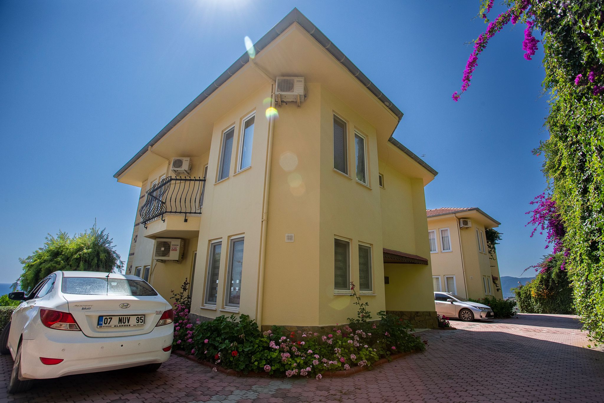 Mahmutlar'da bir otel kompleksinin arazisinde yer alan 4+1 villa – mobilyalı, bahçeli, panoramik manzaralı.